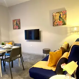 Funky Retreat: Stylish Near Apartment